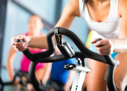 운동용 자전거를 타면 얼마나 많은 칼로리가 소모되나요?