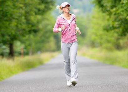 Come viene determinata la velocità media di una persona quando cammina e corre? Qual è il nome della camminata veloce?